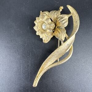 Vintage Mamselle Gold-Tone Diamond Cut Faux Pearl Lilly Flower Pin Brooch